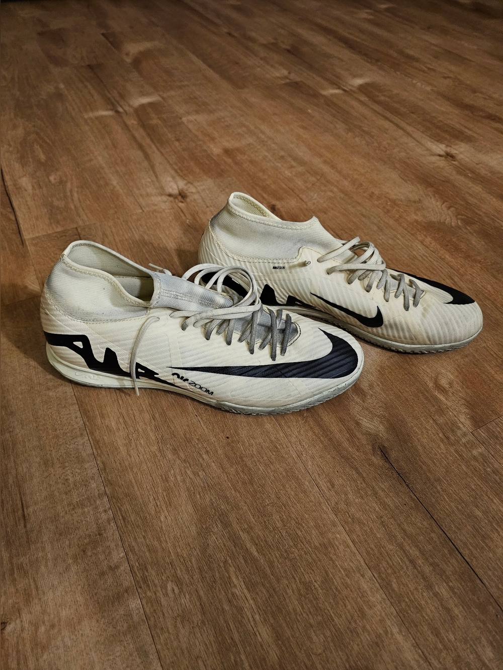 Nike Men’s Indoor Soccer Cleats DJ5629-700